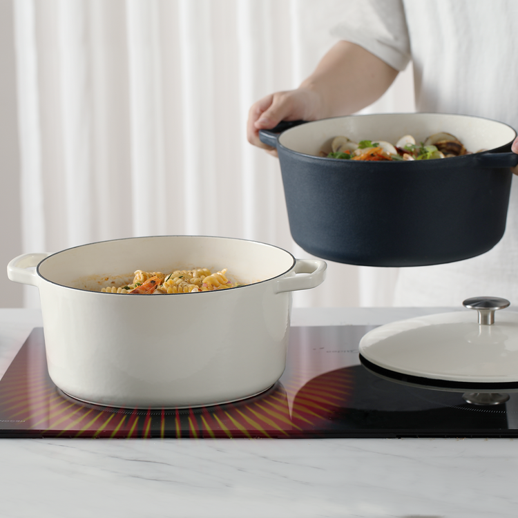 CAROTE 6Qt 搪瓷铸铁荷兰锅带盖，烤箱安全温度高达 500°F，铸铁锅宽而平坦的烹饪表面配有大手柄金属旋钮，锁住营养且易于清洁，蓝色