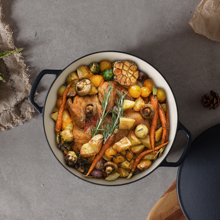 CAROTE 6Qt 搪瓷铸铁荷兰锅带盖，烤箱安全温度高达 500°F，铸铁锅宽而平坦的烹饪表面配有大手柄金属旋钮，锁住营养且易于清洁，蓝色